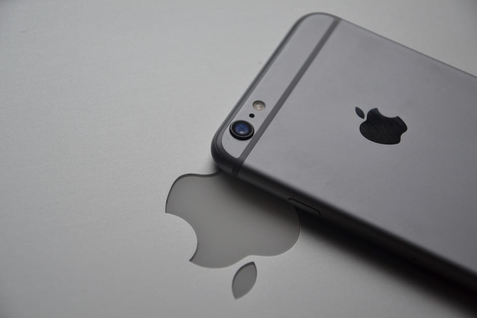 Apple logo and iPhone - photo: Pixabay